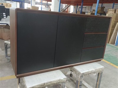 Yuav ua li cas rau nruab ib lub sideboard Flush tiv thaiv phab ntsa thaum Bas...